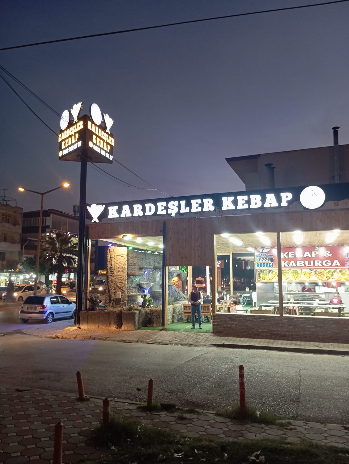 Restoran ışıklı kutu harf ve küp totem