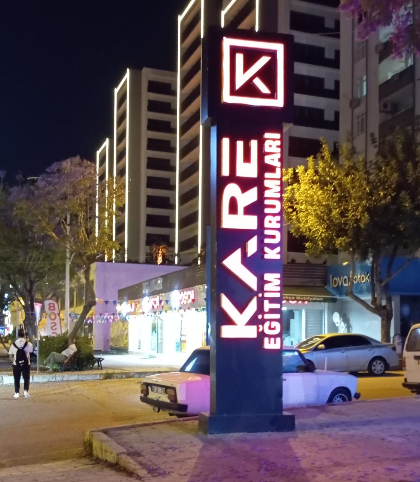 Eğitim kurumu ışıklı dikey totem - gece